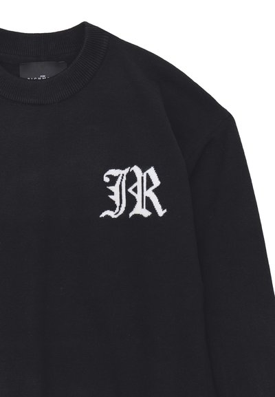 Pullover nero con collo a girocollo a coste, caratterizzato da un logo "JR" ricamato bianco sul petto. Texture morbida e design aderente.