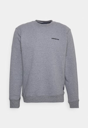 Grauer Langarm-Sweatshirt mit Rundhalsausschnitt, kleinem schwarzem „Patagonia“-Logo auf der linken Brust und gerippten Bündchen und Saum.