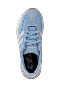 Sneaker azzurro chiaro con un mix di camoscio e tessuto, caratterizzato da dettagli rosa, lacci piatti e una soletta imbottita etichettata "COMFORT CLOUDFOAM".