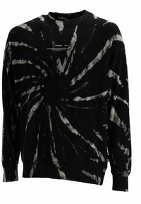 Sudadera negra con un patrón de teñido anudado en tonos de blanco y gris. Presenta un cuello redondo y mangas largas. Texto impreso en la parte frontal.