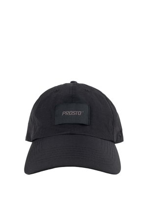 Czarna czapka baseballowa z zakrzywionym daszkiem, z prostokątną naszywką z napisem "PROSTO" umieszczoną centralnie na przednim panelu.