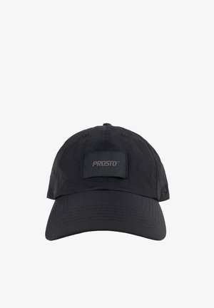 Czarna czapka baseballowa z zakrzywionym daszkiem, z prostokątną naszywką z napisem "PROSTO" umieszczoną centralnie na przednim panelu.