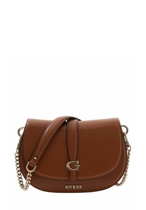 Sac à bandoulière en cuir végan marron avec une forme incurvée, une chaîne dorée comme sangle, et un logo embossé sur le devant.