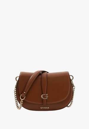 Borsa a tracolla in pelle vegana marrone con forma curva, tracolla a catena color oro e dettaglio del logo in rilievo sul davanti.