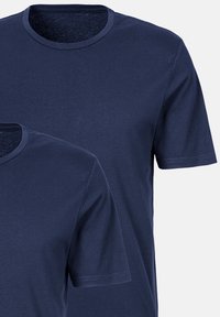 T-shirts en coton bleu marine à manches courtes et encolure ronde, présentant une texture lisse et un design classique.