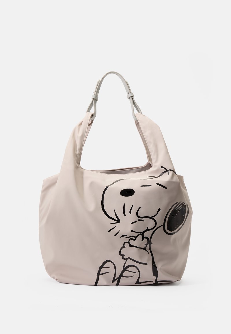 Beżowa torba na ramię wykonana z gładkiego materiału. Na przodzie znajduje się duża grafika Snoopy w kolorze czarnym. Miękkie uchwyty z kontrastowymi jasnoszarymi akcentami.