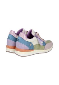Zapatillas multicolores con suave ante y piel sintética, con una suela gruesa y acentos en tonos pastel de púrpura, azul, verde y melocotón.