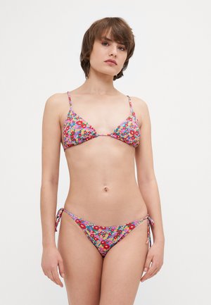 Blomstrete bikini med et fargerikt mønster av små blomster. Trekantet topp med justerbare stropper, lavt liv bikinibunn med sidesnører.