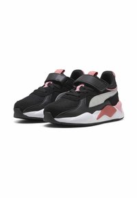 Scarpe da ginnastica nere con mesh e pelle sintetica, dettagli rosa, colletto imbottito, cinturino regolabile e suola testurizzata.