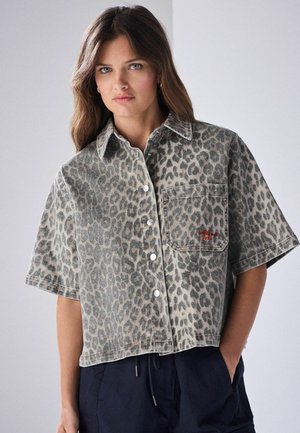 Next, TALL FIT - SHORT SLEEVE DENIM SHIRT - Paitapusero - leopard