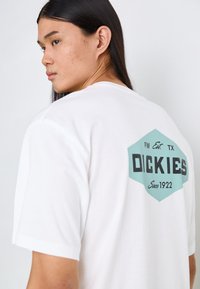 Dickies GRAPHIC TEE - Camiseta estampada - white