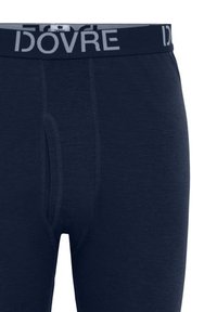 Marineblå herreboxerbriefs med en blød tekstur, en åbning foran og et elastisk taljebånd med mærkenavnet "DOVRE" i lysegrå.