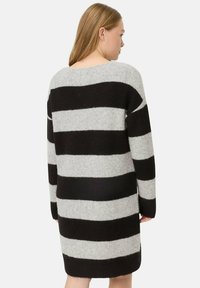 Gestreepte sweaterdress in grijs en zwart, met lange mouwen en een losse pasvorm. Zachte, gestructureerde brei met brede horizontale strepen.