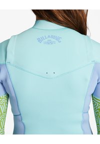 Dames wetsuit, lichtblauw met groene geometrische patronen, zachte textuur, logo op de achterkant gedrukt, getailleerd ontwerp, platte naden.