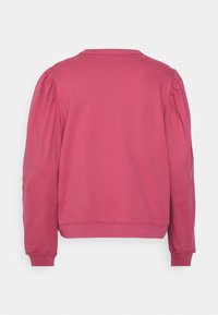 Sweatshirt fuchsia à manches longues avec détails froncés aux épaules. Col rond, poignets et ourlet côtelés. Texture de tissu douce.