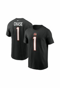 Maglietta nera in cotone a maniche corte. Sul davanti presenta un grande numero bianco "1" e il logo della squadra, mentre sul retro è scritto il nome "CHASE" in lettere bianche.