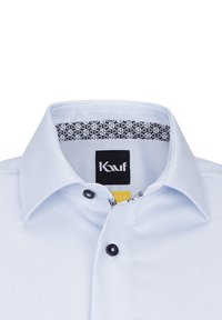 Camicia a righe azzurro chiaro con colletto a bottoni, caratterizzata da un'etichetta nera con logo e dettagli interni neri a motivo. Design a vestibilità standard.