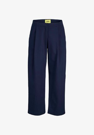 Pantalons bleu marine à large jambe en tissu lisse, avec des plis à l'avant et une ceinture ornée d'une étiquette jaune. Pas de poches visibles.