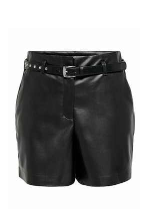 Pantaloni scurți negri din piele cu textură netedă, bucle pentru curea cu ținte argintii și o curea asortată cu o cataramă argintie.