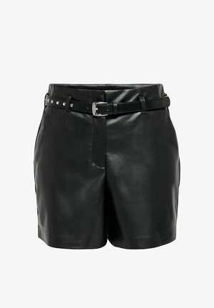 Pantaloni scurți negri din piele cu textură netedă, bucle pentru curea cu ținte argintii și o curea asortată cu o cataramă argintie.