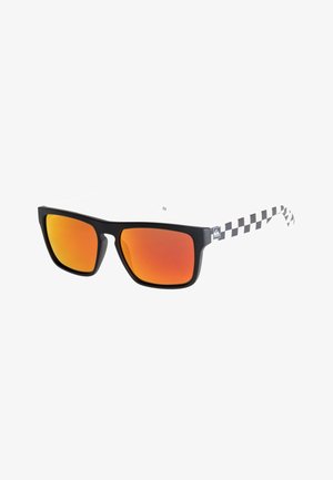 Lunettes de soleil rectangulaires noires avec des verres miroir orange et des branches à motif à carreaux noir et blanc.