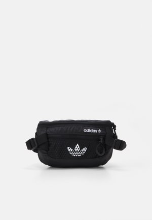 Sac banane Adidas noir avec poche principale à fermeture éclair et poche avant, sangles réglables, et logo trèfle blanc sur la poche avant en maille.