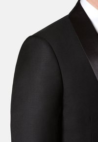 Czarna marynarka smokingowa o gładkiej fakturze, ostrych klapach i zdefiniowanych ramionach, z eleganckim designem i dopasowanym krojem.