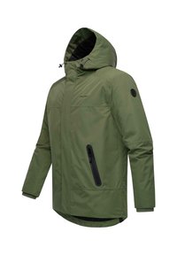 Zelená voděodolná bunda s kapucí, černými zipovými kapsami a elastickými manžetami. Má hladký povrch a logo na rukávu.