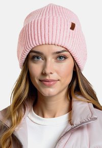 Gorro de punto rosa con textura acanalada, que presenta una parche de cuero marrón. Tejido suave con un diseño casual, adecuado para el clima frío.