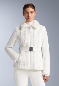 Giacca bianca con fronte lavorato a trecce testurizzato, maniche lisce, colletto in pelliccia sintetica e cintura in tessuto. Chiusura con zip e tasche laterali.