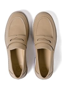 Mocassini in pelle beige con una chiusura frontale curva e cuciture dettagliate. Texture liscia con una suola in gomma trasparente, progettati per il comfort.