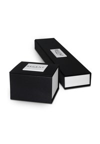Deux boîtes rectangulaires en carton noir, l'une plus courte et plus large avec un intérieur blanc, toutes deux portant un logo REGENT argenté sur le dessus.