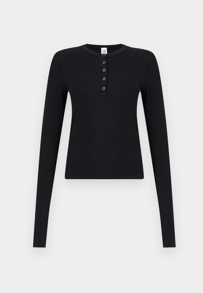 Μαύρη μακρυμάνικη ριμπ μπλούζα τύπου χένλεϊ με πέντε ασημένια κουμπώματα μπροστά στη λουρίδα και λαιμόκοψη γύρου.