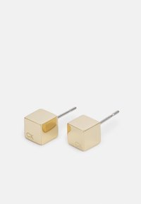Orecchini a perno quadrati in oro con superficie lucida e perno in argento. Ogni orecchino presenta un sottile logo "CK" incisa su un lato.
