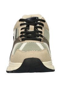 Beige sportshoe van gaas en suede materialen, met zwarte veters en een gevoerde zool. Beschikt over een versterkte neus en contrasterende accenten.