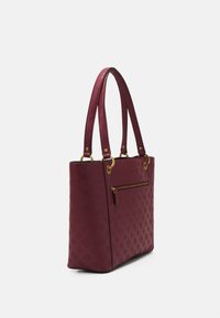 Borsa a tracolla in pelle rossa scura con motivi a rilievo, doppio manico, e una piccola tasca con zip sul lato con hardware color oro.