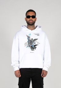 Hvid hoodie lavet af bomuld, med et grafisk print med blå accenter og tekst. Indeholder en forlommeskorg og ribbede manchetter. Ensfarvet design.