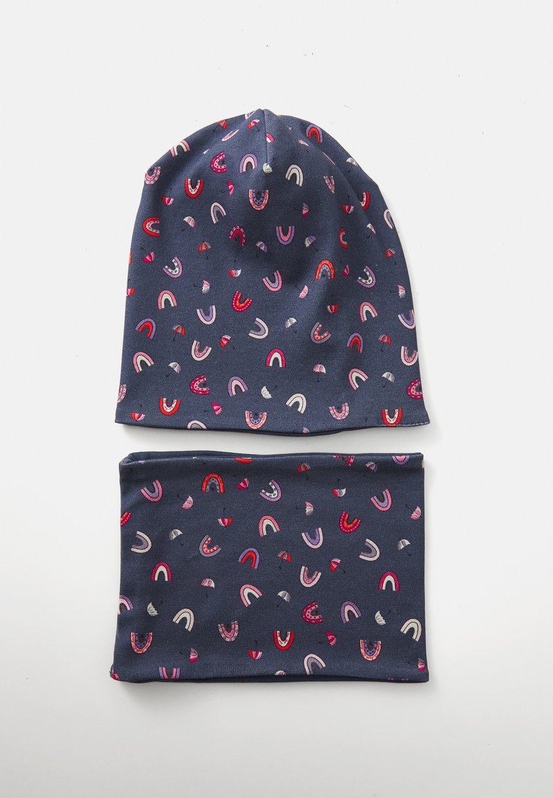 Marineblåt sæt bestående af hat og halsvarmer med små lyserøde, røde og hvide regnbuemønstre på en ensfarvet hvid baggrund.