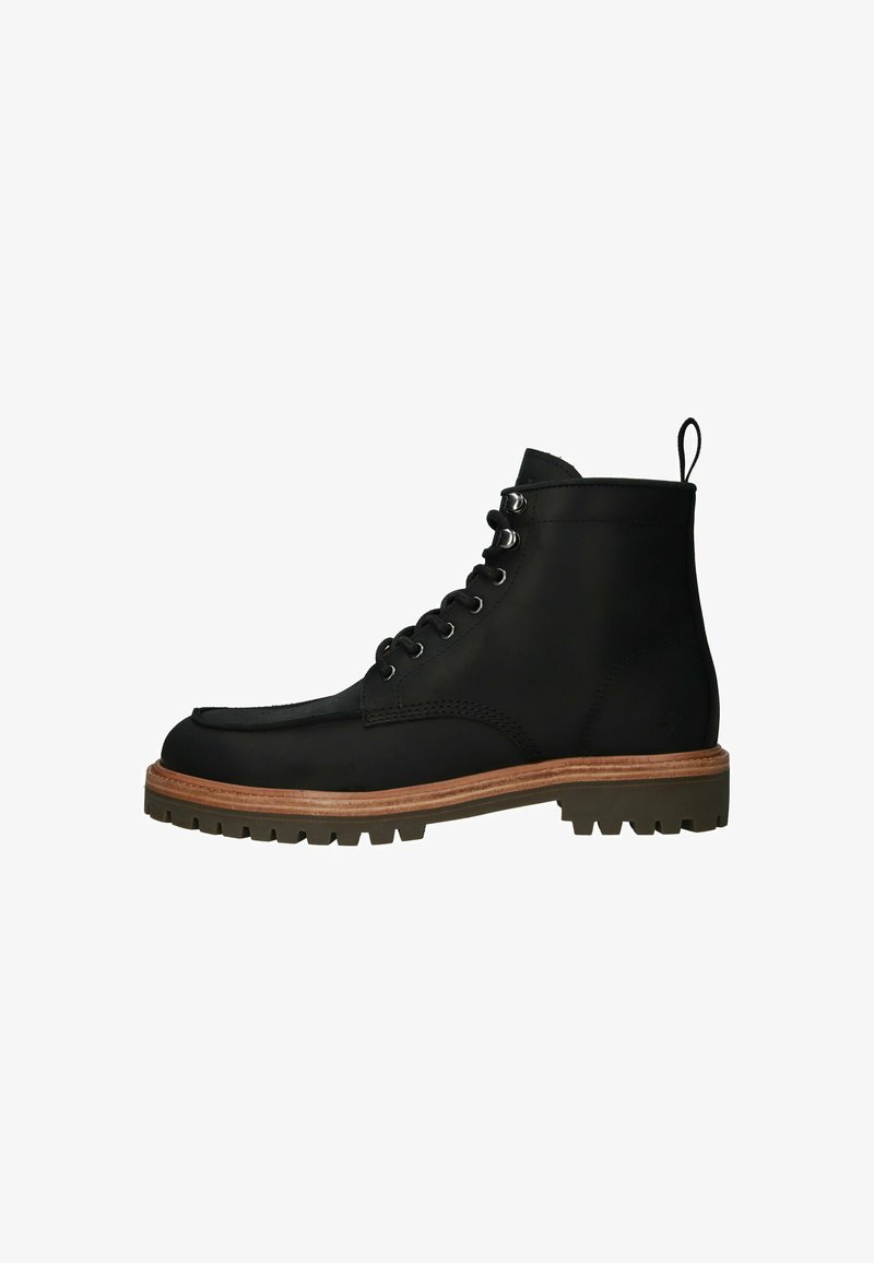 Musta nahkainen nilkkaboots, jossa on pyöreä varvas, nauhakiinnitys edessä ja erottuva ruskea pohja. Takana on vetolenksu ja teksturoitu kulutuspinta.