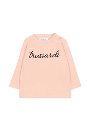 Camicia a maniche lunghe di colore rosa in morbido cotone con scollatura rotonda, caratterizzata da un logo in corsivo nero "trussardi" sulla parte anteriore e dettagli con bottoni a pressione sulla spalla.