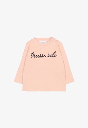 Chemise rose à manches longues en coton doux avec un col rond, arborant un logo script noir "trussardi" sur le devant et des détails de boutons-pression à l'épaule.