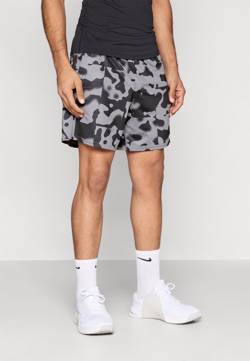 Γκρι αθλητικό σορτς με καμουφλάζ και αντίθετα μοτίβα σε μαύρο και ανοιχτό γκρι. Κατασκευασμένο από αεριζόμενο ύφασμα, διαθέτει ελαστική μέση.