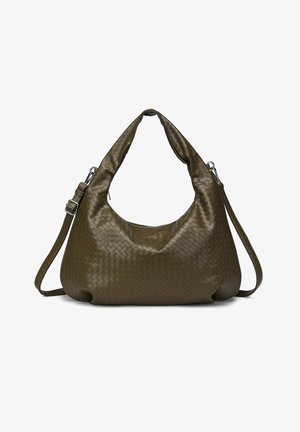 Bolso tejido de color verde oliva con forma hobo, con una correa gruesa para el hombro y una textura suave, con un brillo sutil y detalles de costura.
