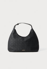 Sac à main tissé noir avec une silhouette incurvée, fabriqué en matériau lisse. Présente une seule anse et un logo de marque subtil en doré.