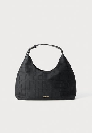 Bolsa tecida preta com uma silhueta curvada, feita de material suave. Possui uma alça de ombro única e um logótipo da marca discreto em dourado.