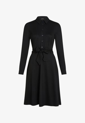 Vestido negro de manga larga con cuello, cierre de botones en la parte delantera y cinturón atado en la cintura. Tejido suave, falda acampanada y diseño clásico.