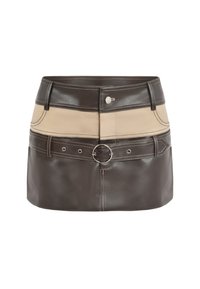 Mini-jupe marron et beige en cuir synthétique. Elle présente une taille haute, des panneaux contrastants et un détail de boucle métallique circulaire.