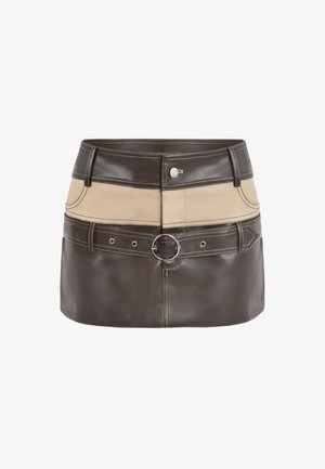 Minigonna marrone e beige in similpelle. Presenta una vita alta, pannelli a contrasto e un dettaglio con fibbia metallica circolare.