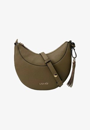 Bolso color verde oliva con forma de media luna, correa ajustable, cierre con cremallera, detalle de borla y logotipo dorado "LIU JO" en el frente.