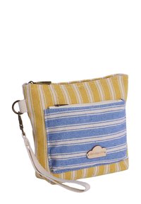Bolso de algodón a rayas con patrones amarillos y azules, que cuenta con un bolsillo frontal, cierre de cremallera y una correa para el hombro desmontable.